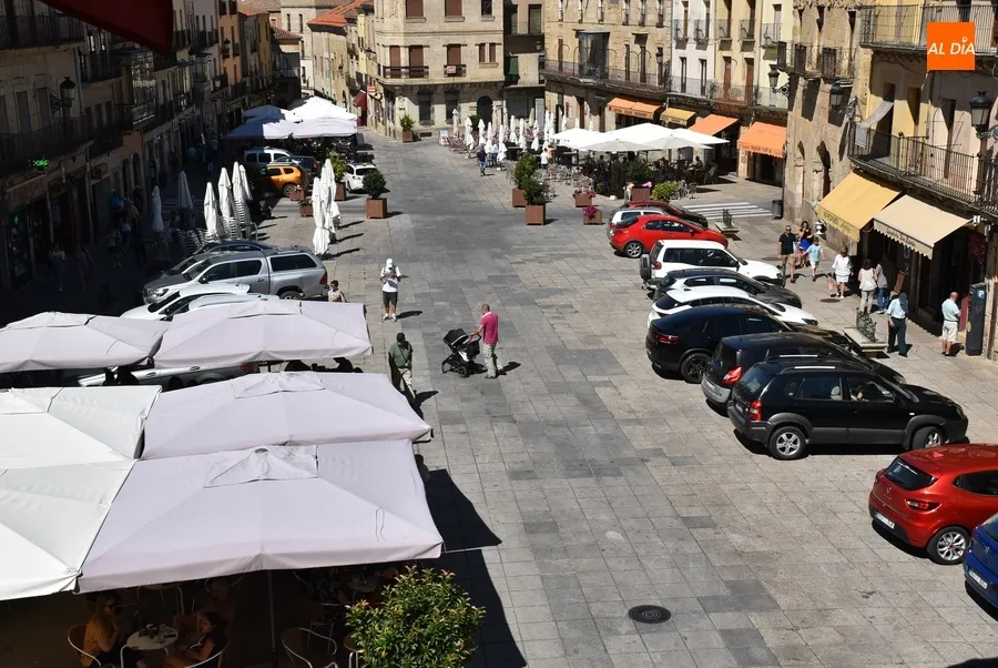 Foto 4 - Los veh&iacute;culos regresan de lleno a la Plaza Mayor mirobrigense