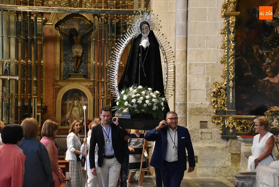 Foto 6 - La Cofrad&iacute;a de La Soledad conmemora los Dolores de la Virgen procesionando por la Catedral