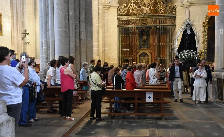 Foto 7 - La Cofrad&iacute;a de La Soledad conmemora los Dolores de la Virgen procesionando por la Catedral