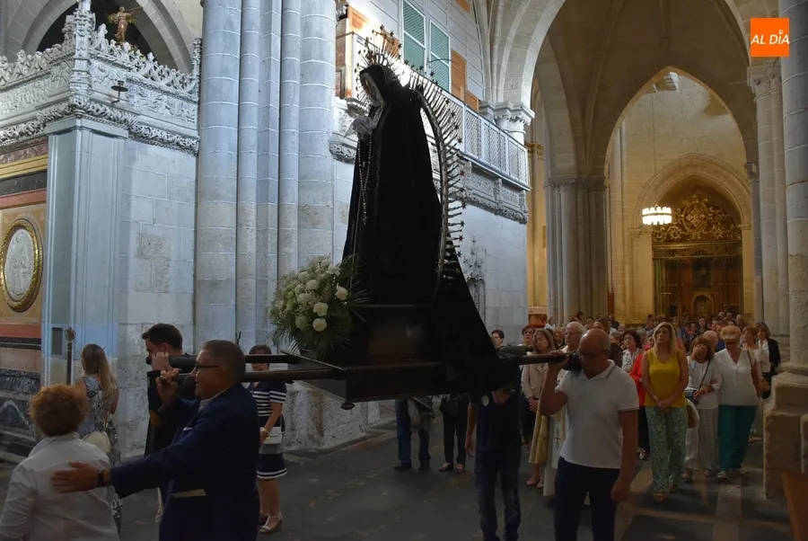 Foto 10 - La Cofrad&iacute;a de La Soledad conmemora los Dolores de la Virgen procesionando por la Catedral