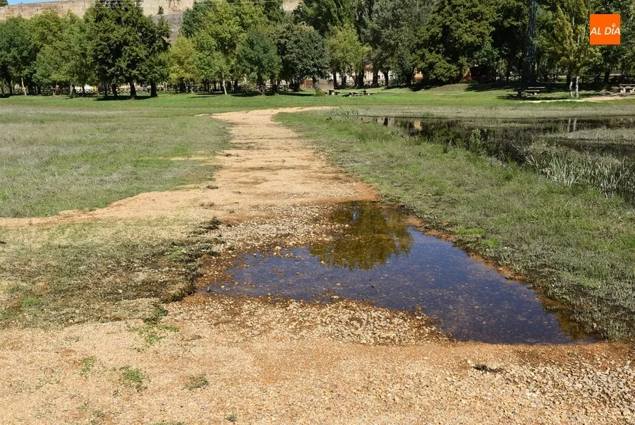 Foto 4 - El mayor caudal del &Aacute;gueda prolonga unos d&iacute;as la estancia de la pasarela