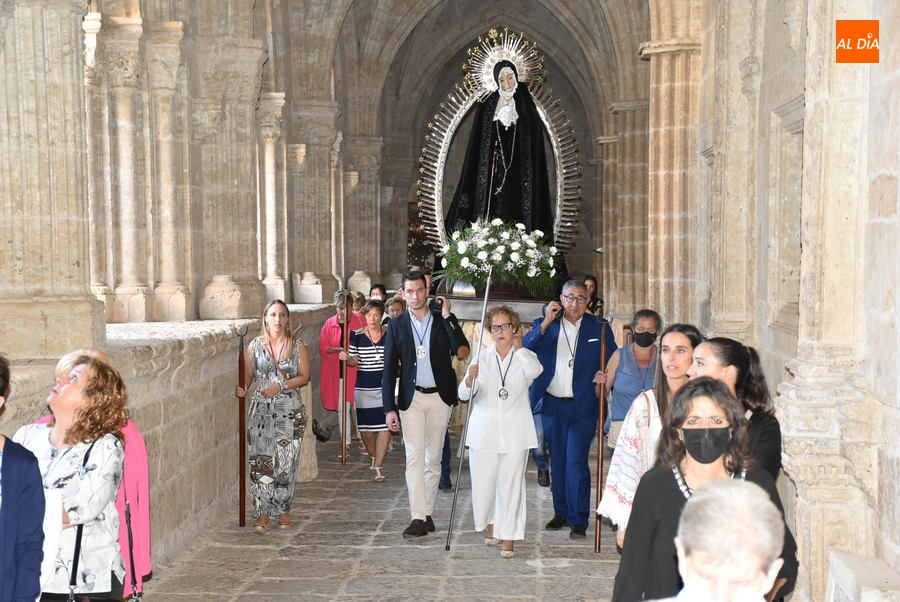 La Cofrad&iacute;a de La Soledad conmemora los Dolores de la Virgen procesionando por la Catedral