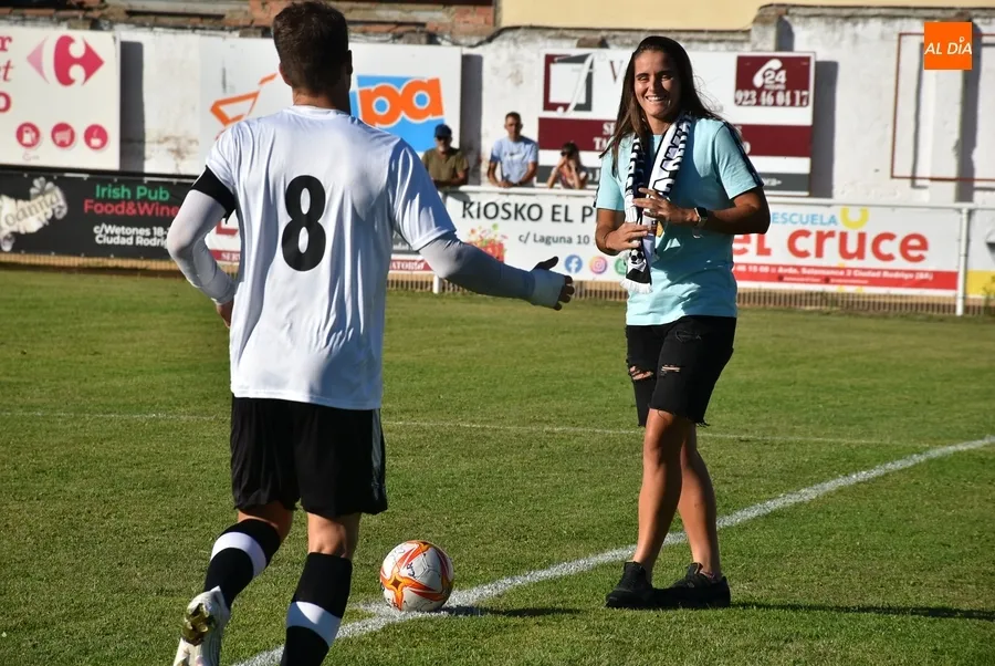 Foto 6 - Carmen &Aacute;lvarez S&aacute;nchez recibe el cari&ntilde;o del Francisco Mateos