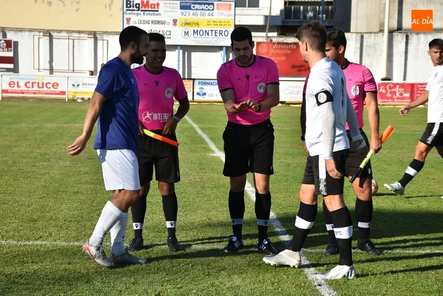 Foto 5 - El Ciudad Rodrigo encaja una enga&ntilde;osa manita ante el Salamanca CF UDS tras 70&rsquo; de igualdad