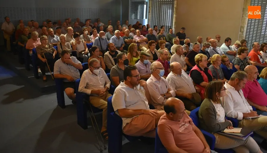 Foto 7 - Bronca reuni&oacute;n de los regantes de la Margen Izquierda, cuyo futuro inmediato queda en el aire