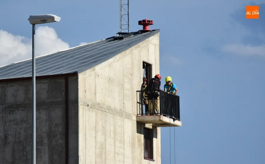 Foto 2 - Los Bomberos mirobrigenses se forman en rescates en altura
