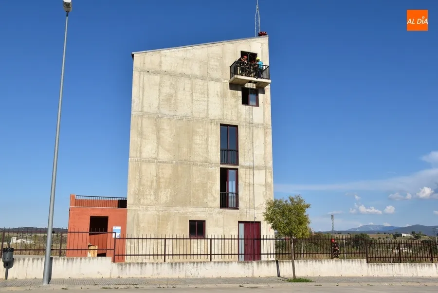 Foto 3 - Los Bomberos mirobrigenses se forman en rescates en altura