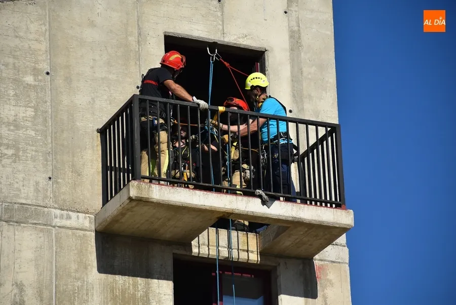 Foto 4 - Los Bomberos mirobrigenses se forman en rescates en altura