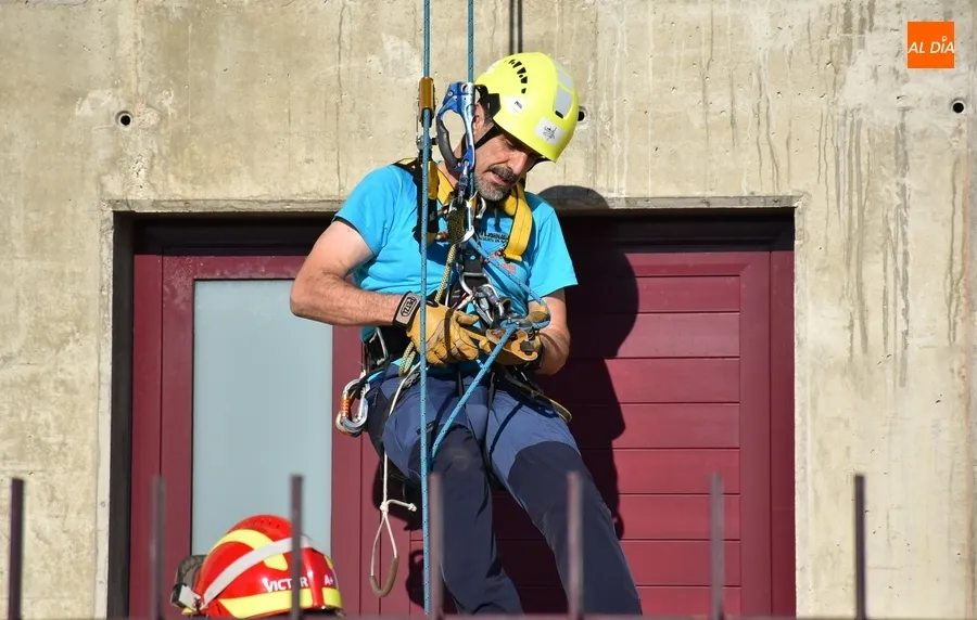 Foto 5 - Los Bomberos mirobrigenses se forman en rescates en altura