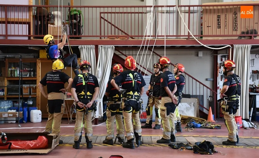 Foto 6 - Los Bomberos mirobrigenses se forman en rescates en altura