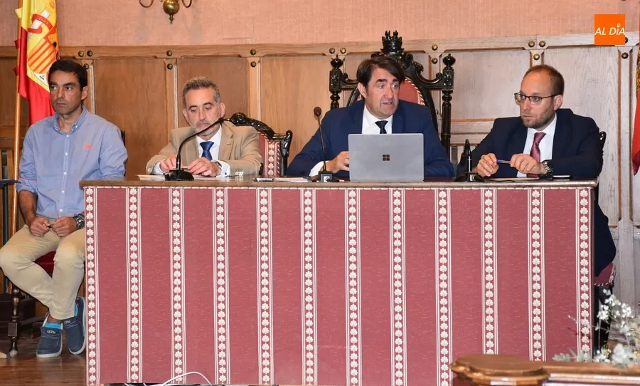 Foto 3 - Su&aacute;rez-Qui&ntilde;ones presenta un Plan a 10 a&ntilde;os de restauraci&oacute;n medioambiental a los municipios afectados