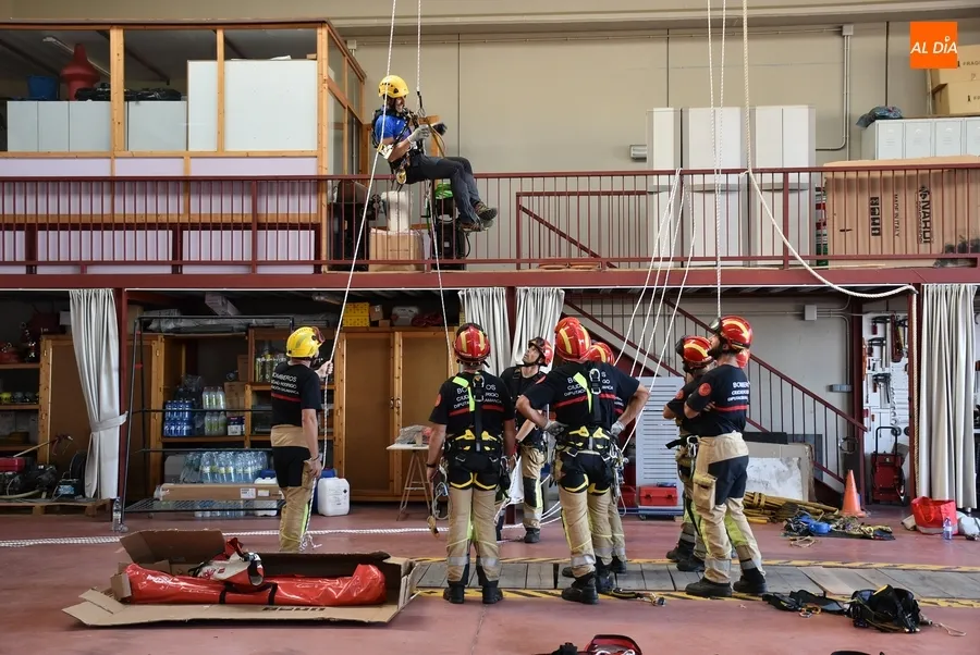 Foto 7 - Los Bomberos mirobrigenses se forman en rescates en altura