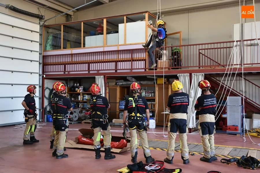 Foto 10 - Los Bomberos mirobrigenses se forman en rescates en altura