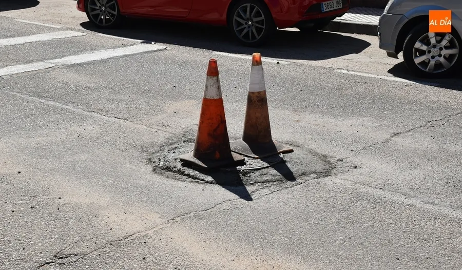 Foto 4 - En marcha la elevaci&oacute;n de las tapaderas y tragantes de la Avenida Conde de Fox&aacute;