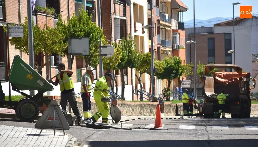 Foto 5 - En marcha la elevaci&oacute;n de las tapaderas y tragantes de la Avenida Conde de Fox&aacute;