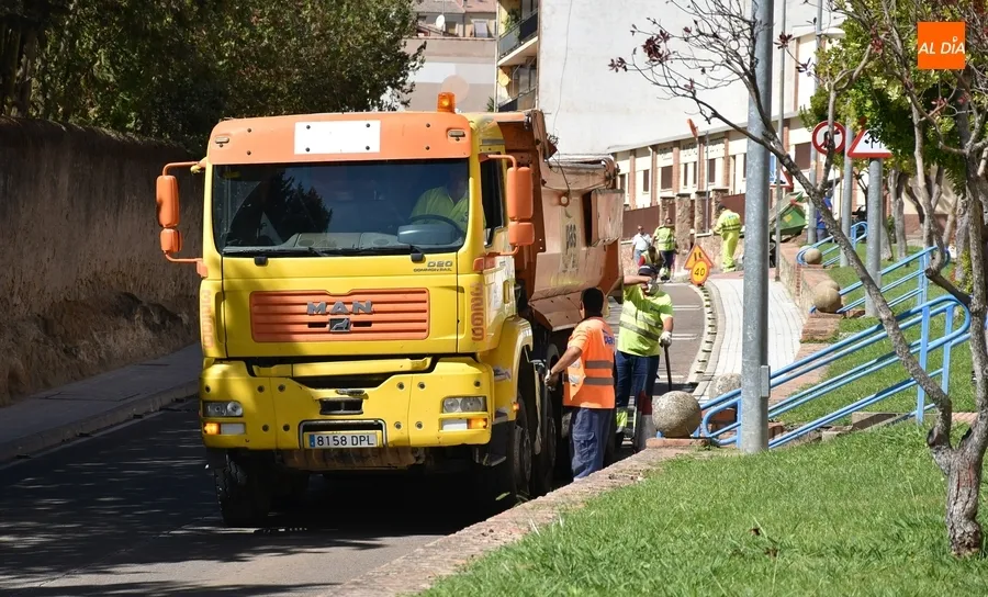 Foto 7 - En marcha la elevaci&oacute;n de las tapaderas y tragantes de la Avenida Conde de Fox&aacute;