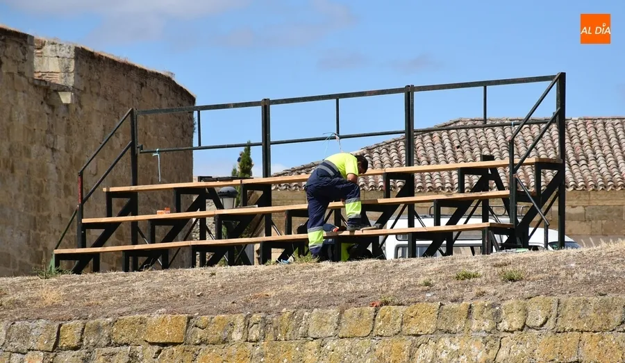 Foto 5 - La colocaci&oacute;n de varias agujas, entre los primeros preparativos de la Feria del Caballo