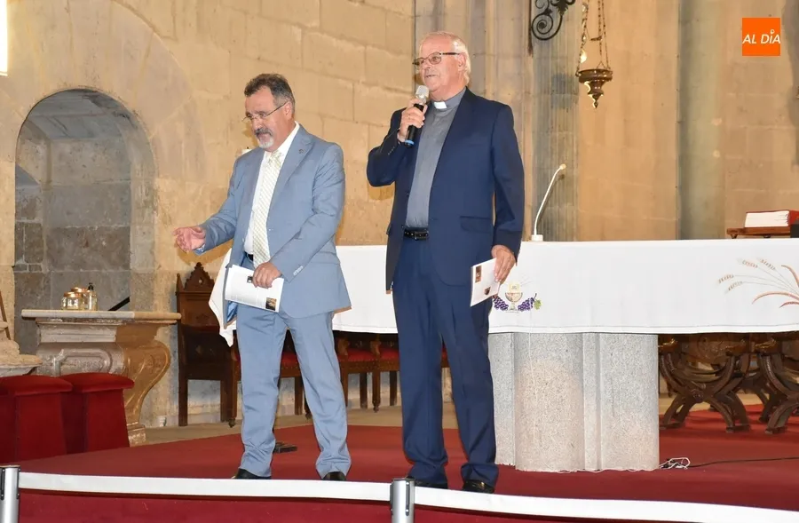 Foto 2 - Mir&oacute;briga da la bienvenida con m&uacute;sica a los participantes en la Asamblea de la CECEL