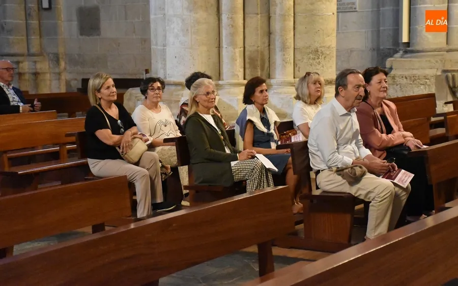 Foto 3 - Mir&oacute;briga da la bienvenida con m&uacute;sica a los participantes en la Asamblea de la CECEL