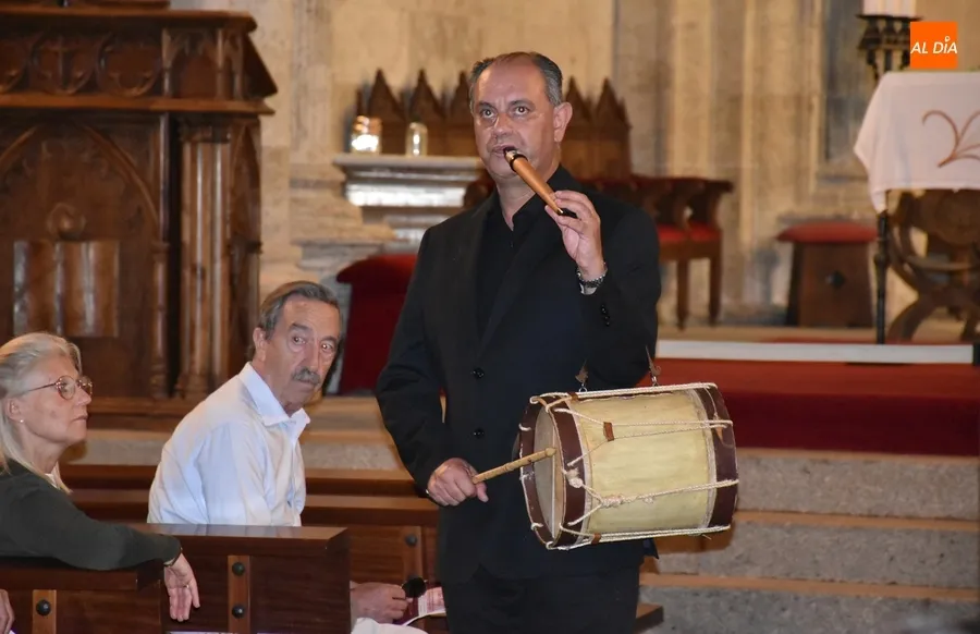 Foto 6 - Mir&oacute;briga da la bienvenida con m&uacute;sica a los participantes en la Asamblea de la CECEL