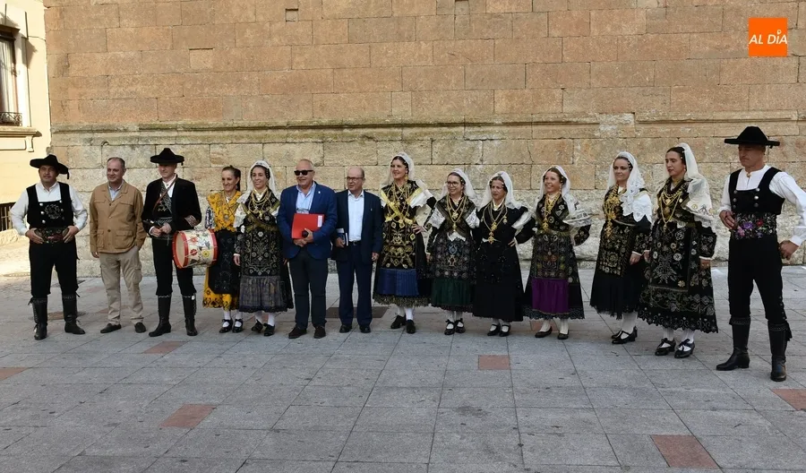 Foto 2 - Los participantes en la Asamblea de la CECEL se empapan del folclore y el patrimonio mirobrigense