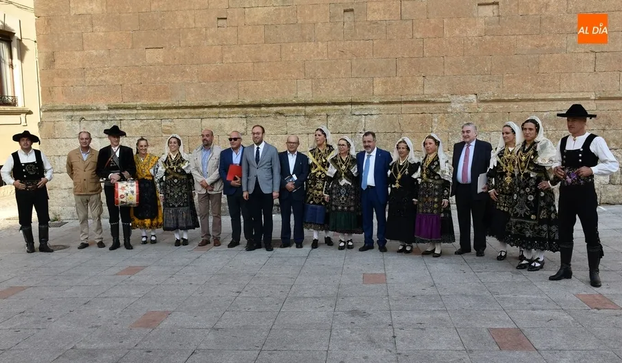Foto 3 - Los participantes en la Asamblea de la CECEL se empapan del folclore y el patrimonio mirobrigense