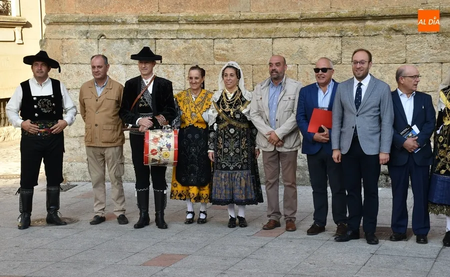 Foto 4 - Los participantes en la Asamblea de la CECEL se empapan del folclore y el patrimonio mirobrigense