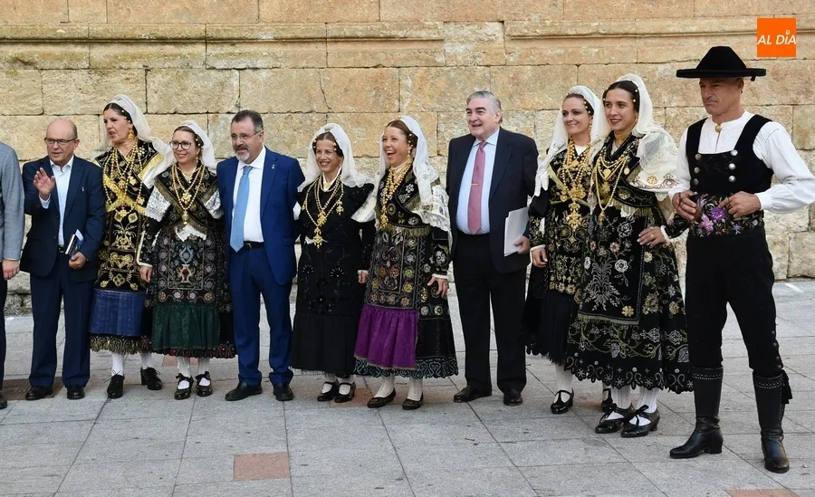 Foto 5 - Los participantes en la Asamblea de la CECEL se empapan del folclore y el patrimonio mirobrigense