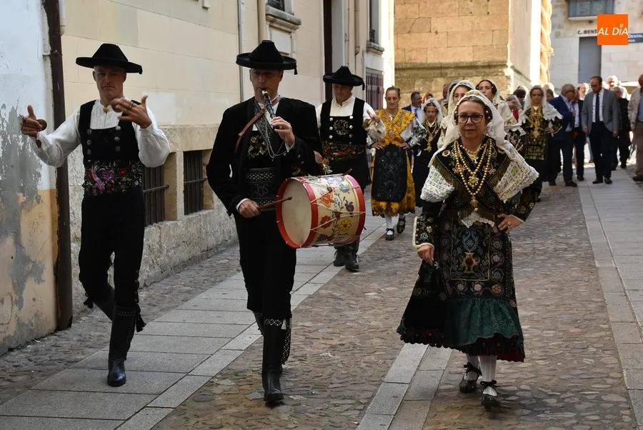 Foto 8 - Los participantes en la Asamblea de la CECEL se empapan del folclore y el patrimonio mirobrigense