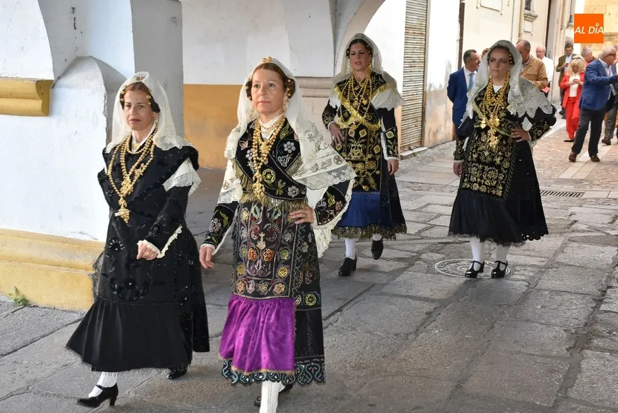 Foto 10 - Los participantes en la Asamblea de la CECEL se empapan del folclore y el patrimonio mirobrigense