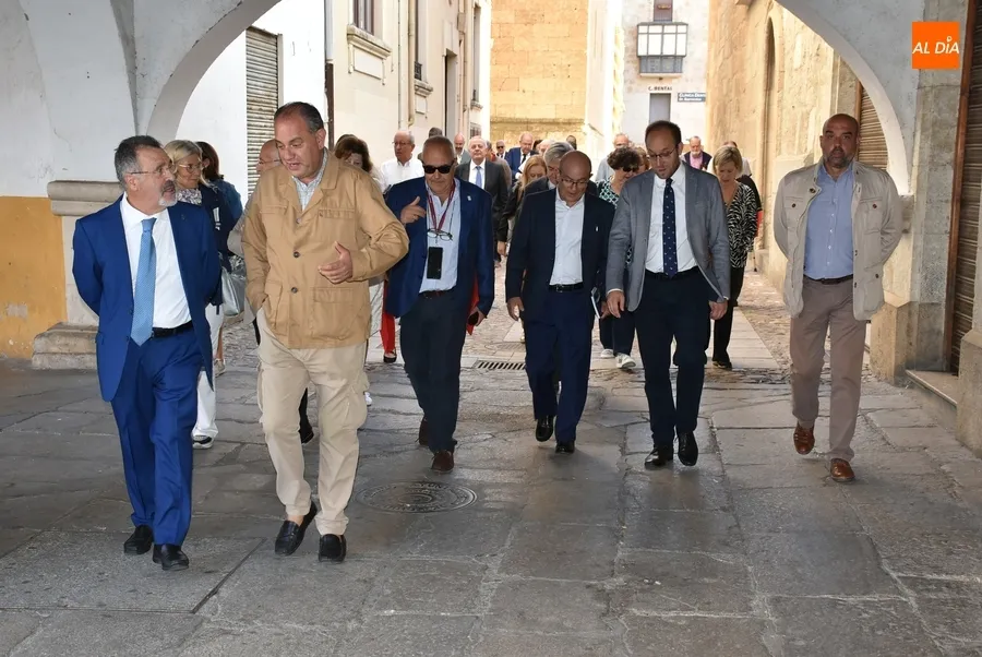 Foto 11 - Los participantes en la Asamblea de la CECEL se empapan del folclore y el patrimonio mirobrigense