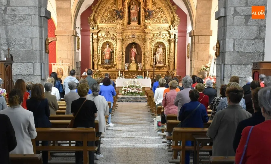 Foto 2 - Unos 90 fieles asisten al Rosario de la Aurora de la Virgen de la Pe&ntilde;a, que tampoco sali&oacute; a la calle