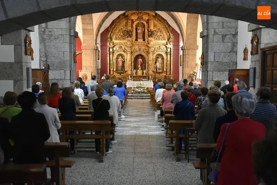 Foto 3 - Unos 90 fieles asisten al Rosario de la Aurora de la Virgen de la Pe&ntilde;a, que tampoco sali&oacute; a la calle