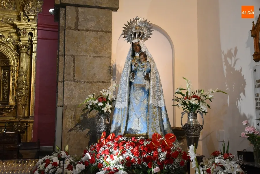Foto 4 - Unos 90 fieles asisten al Rosario de la Aurora de la Virgen de la Pe&ntilde;a, que tampoco sali&oacute; a la calle