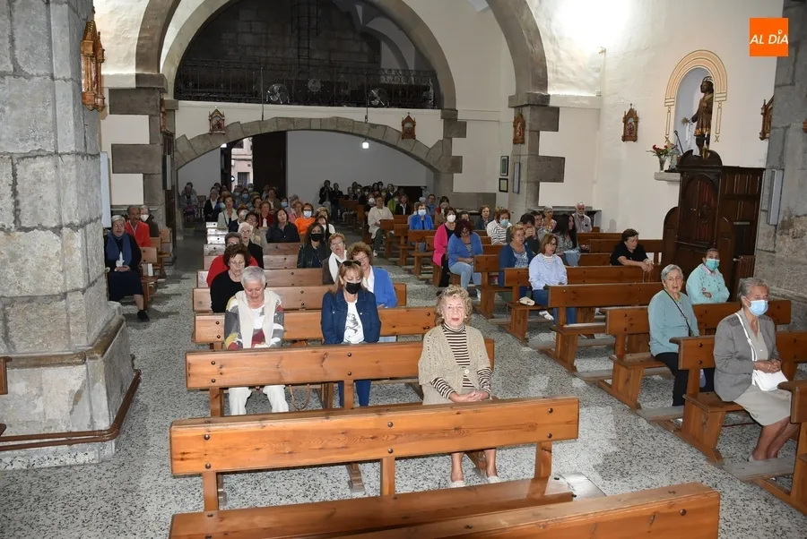 Foto 8 - Unos 90 fieles asisten al Rosario de la Aurora de la Virgen de la Pe&ntilde;a, que tampoco sali&oacute; a la calle