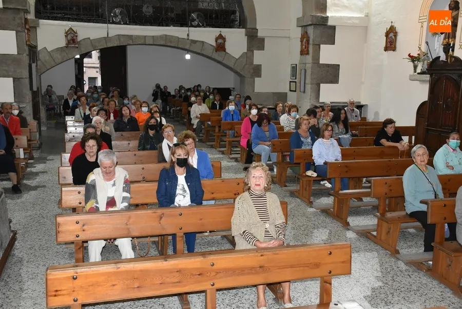 Foto 10 - Unos 90 fieles asisten al Rosario de la Aurora de la Virgen de la Pe&ntilde;a, que tampoco sali&oacute; a la calle