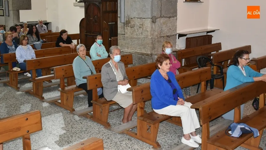 Foto 11 - Unos 90 fieles asisten al Rosario de la Aurora de la Virgen de la Pe&ntilde;a, que tampoco sali&oacute; a la calle