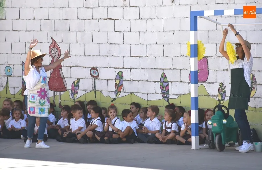 Foto 3 - Misioneras-Santa Teresa planta literalmente las semillas del curso 2022/2023