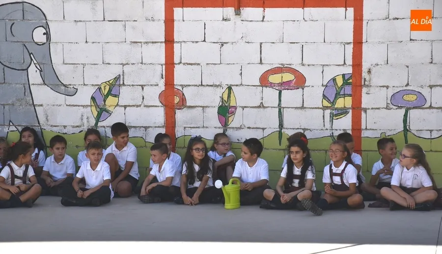 Foto 5 - Misioneras-Santa Teresa planta literalmente las semillas del curso 2022/2023