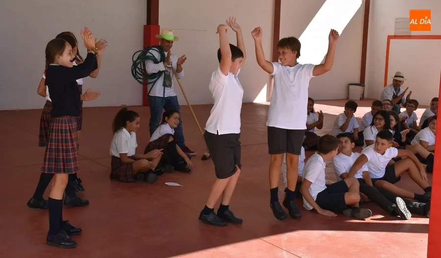 Foto 11 - Misioneras-Santa Teresa planta literalmente las semillas del curso 2022/2023