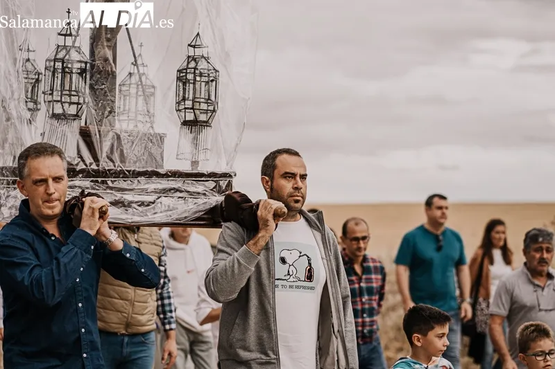 Foto 11 - El traslado del Bendito Cristo del Amparo inicia las fiestas en Anaya de Alba