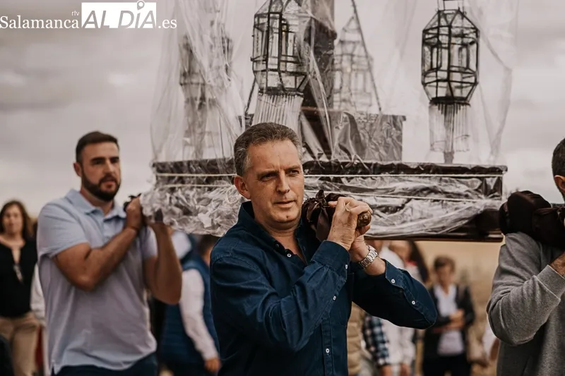 Foto 10 - El traslado del Bendito Cristo del Amparo inicia las fiestas en Anaya de Alba