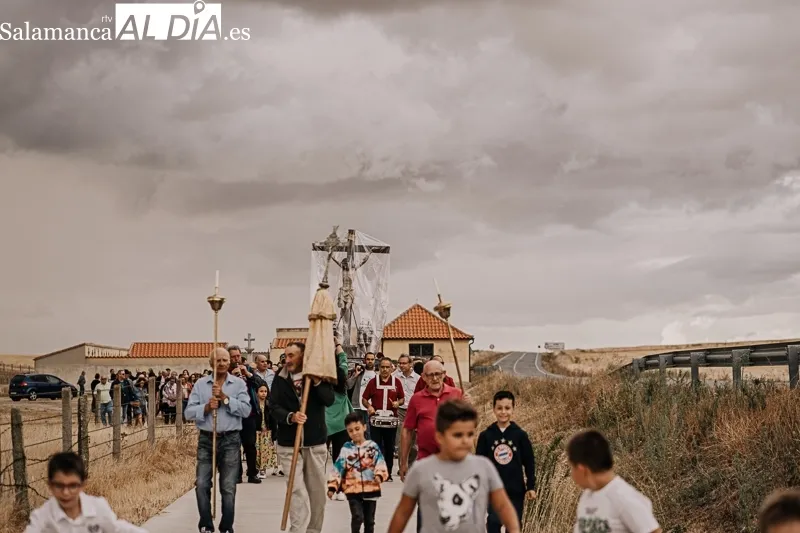 Foto 9 - El traslado del Bendito Cristo del Amparo inicia las fiestas en Anaya de Alba