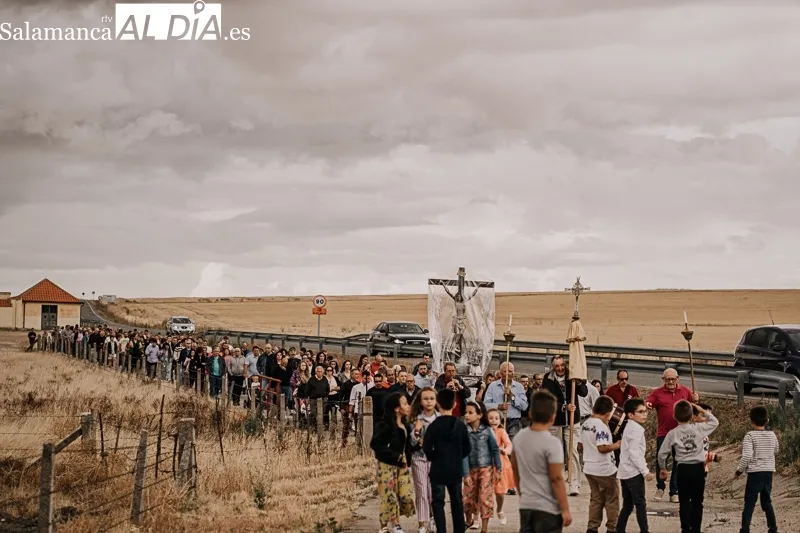 Foto 8 - El traslado del Bendito Cristo del Amparo inicia las fiestas en Anaya de Alba
