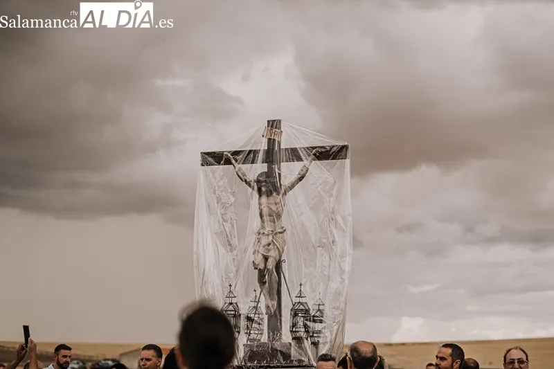 Foto 7 - El traslado del Bendito Cristo del Amparo inicia las fiestas en Anaya de Alba