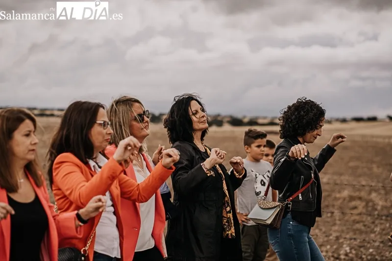 Foto 6 - El traslado del Bendito Cristo del Amparo inicia las fiestas en Anaya de Alba