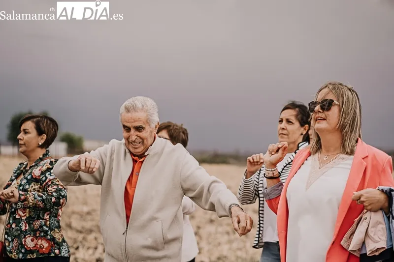 Foto 4 - El traslado del Bendito Cristo del Amparo inicia las fiestas en Anaya de Alba