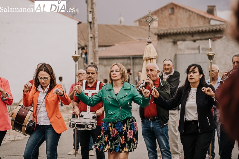 Foto 3 - El traslado del Bendito Cristo del Amparo inicia las fiestas en Anaya de Alba