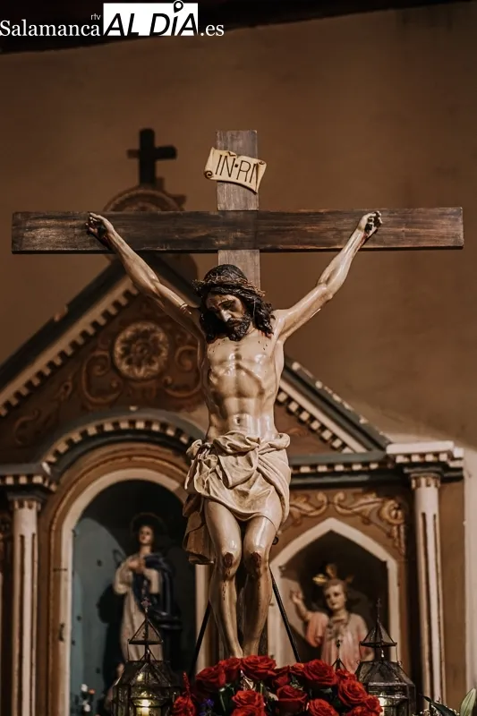 Foto 2 - El traslado del Bendito Cristo del Amparo inicia las fiestas en Anaya de Alba