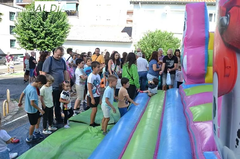 Foto 8 - Gran ambiente en la fiesta de un barrio bejarano